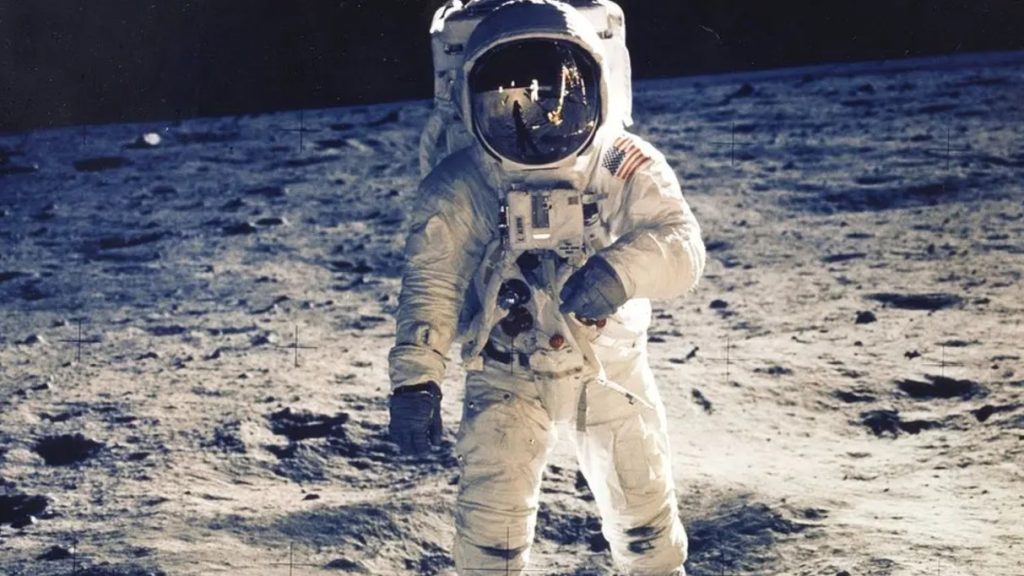 Astronaut spacerujący po Księżycu