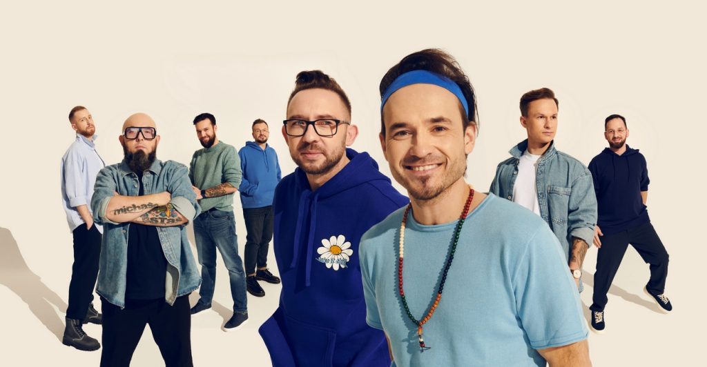 Grupa mężczyzn pozujących w studio.