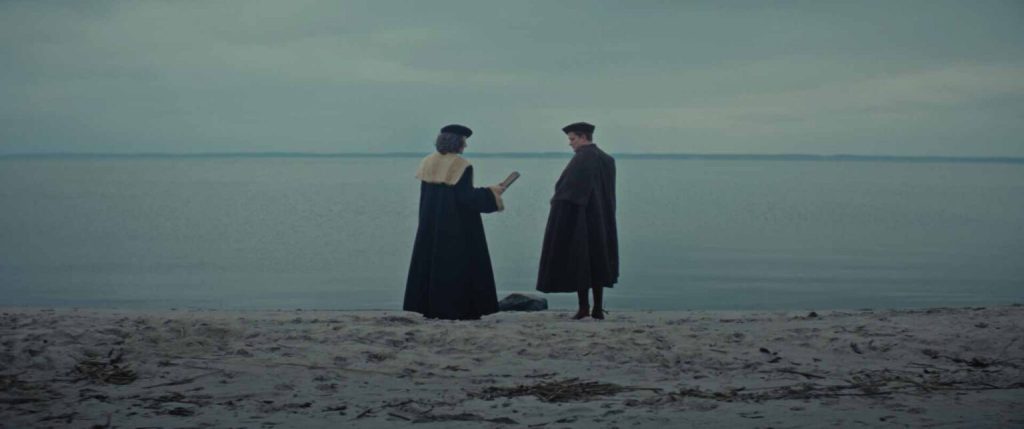 Dwie osoby na plaży przy morzu.