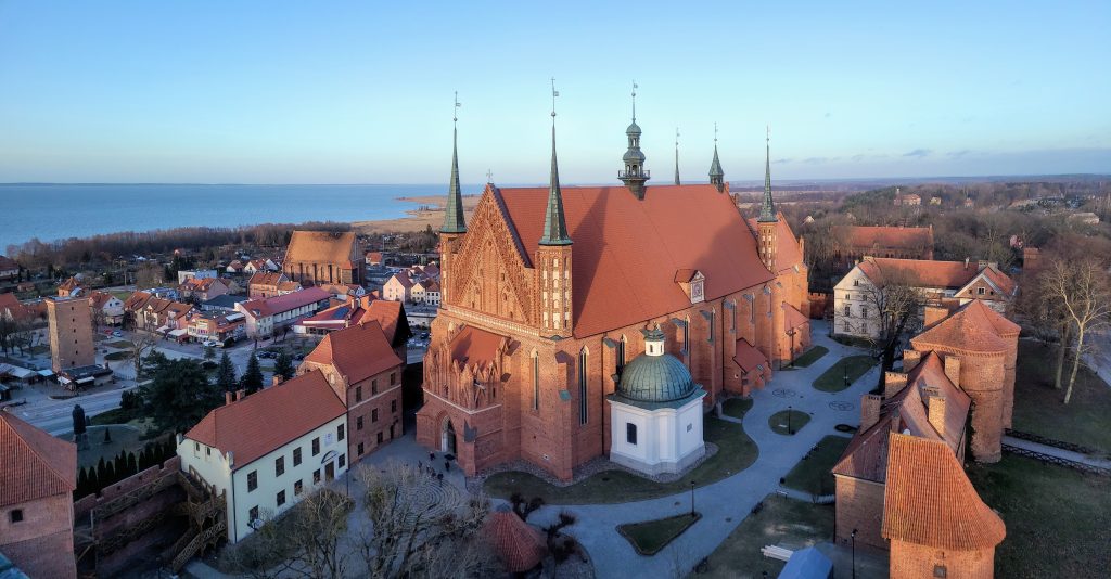 Panorama średniowiecznego miasta z kościołem