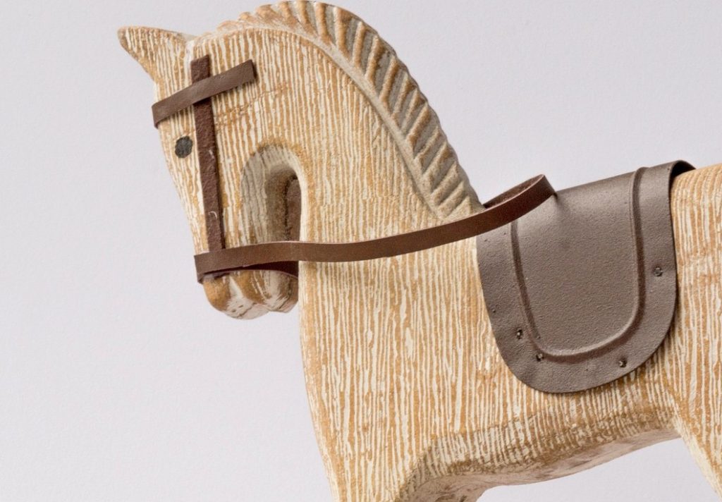 Drewniana figurka konia z siodłem