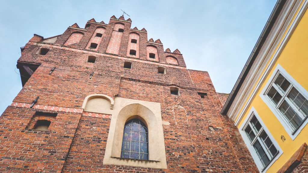 Widok na ceglany zamek z oknami.