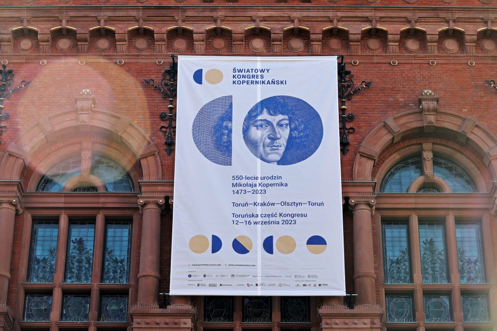 Plakat z wizerunkiem Mikołaja Kopernika z informacjami o kongresie.