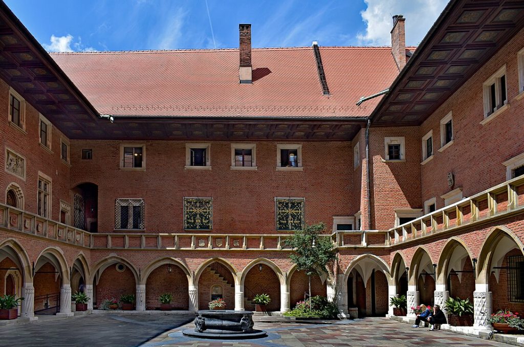 Dziedziniec z ceglanymi ścianami i fontanną