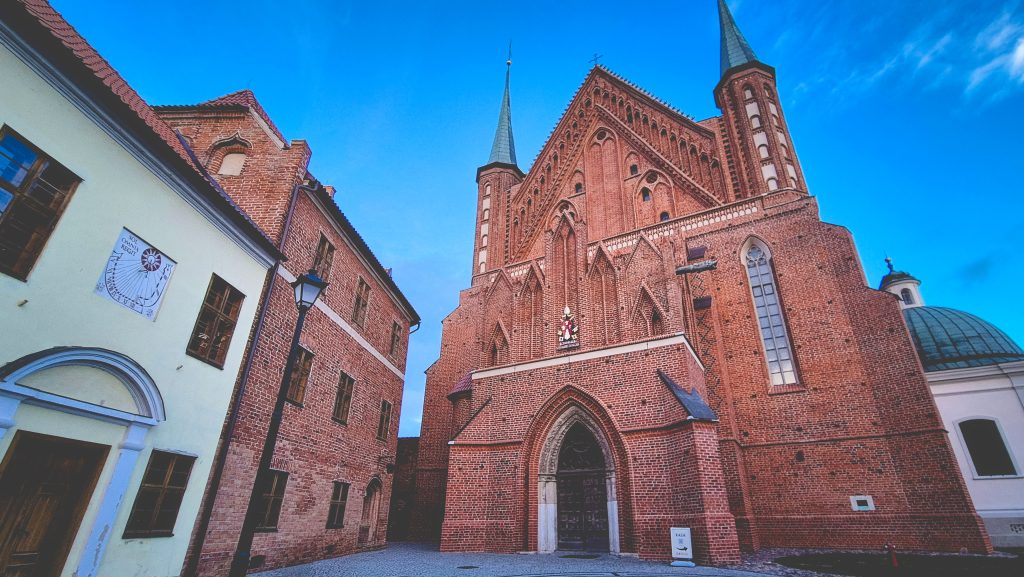 Widok na gotycki kościół z cegły.