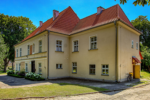 Budynek mieszkalny z czerwoną dachówką