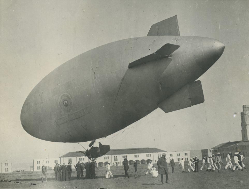 Wielki balon wznoszący się nad grupą ludzi.