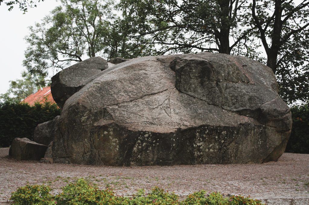 Duży głaz w parku.
