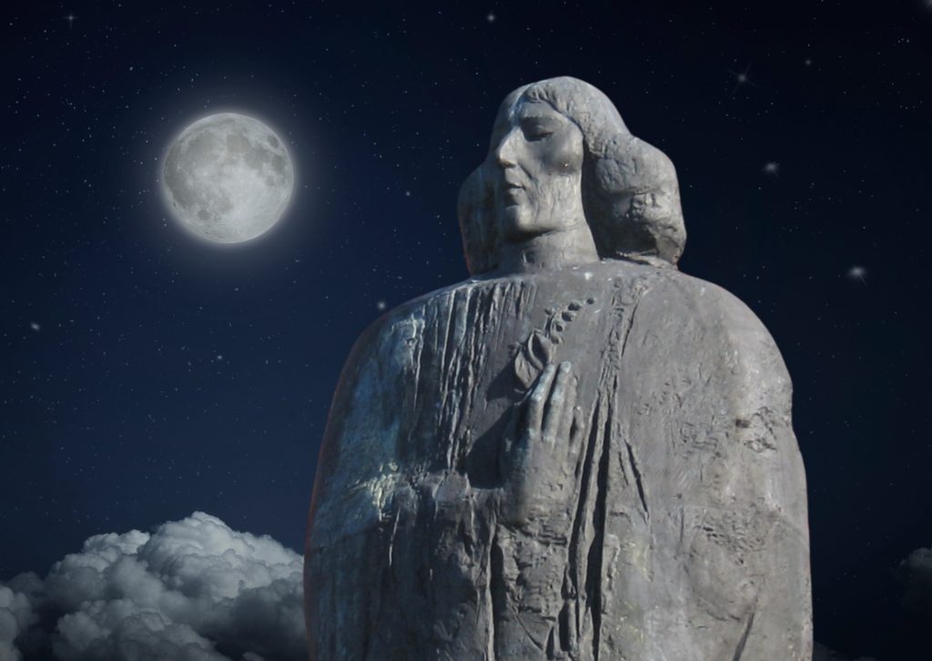 Kamienna figura na tle nocnego nieba