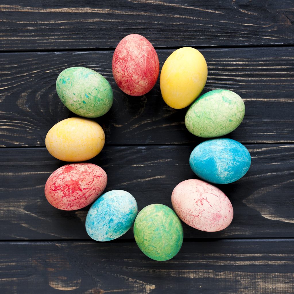 Kolorowe pisanki ułożone w okrąg