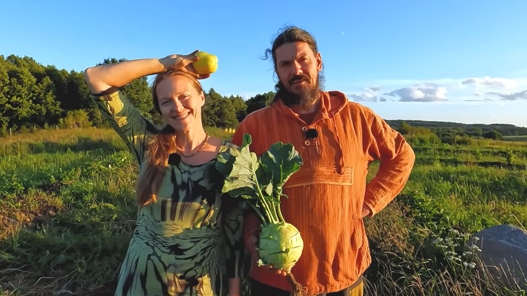 Para na polu trzymająca warzywa