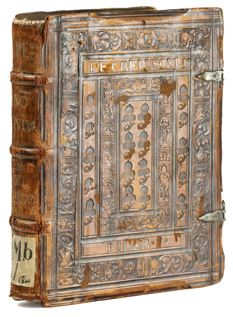 Stara, ozdobna okładka książki z metalowymi detalami.