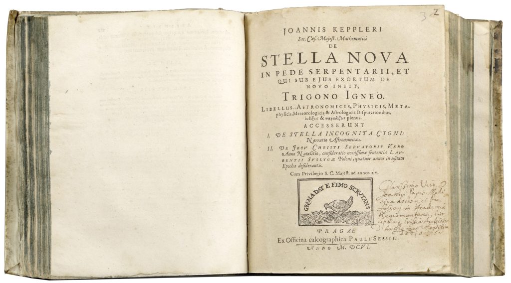 Otwarte strony książki naukowej.