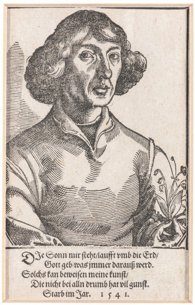 Portret mężczyzny z 1541 roku, z długimi kręconymi włosami, trzymającego kwiaty, z tekstem w dolnej części.