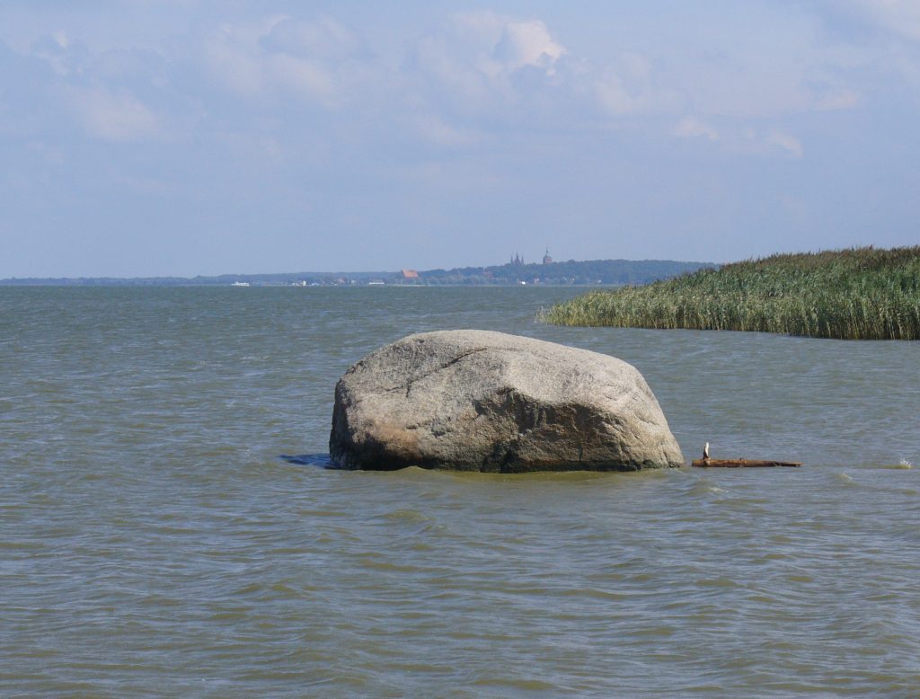 Duży kamień wystający z wody.