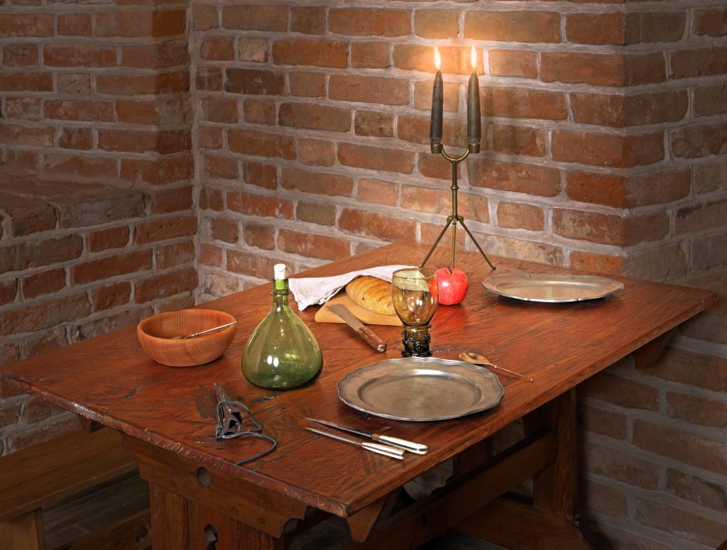 Stół z talerzami i świecami