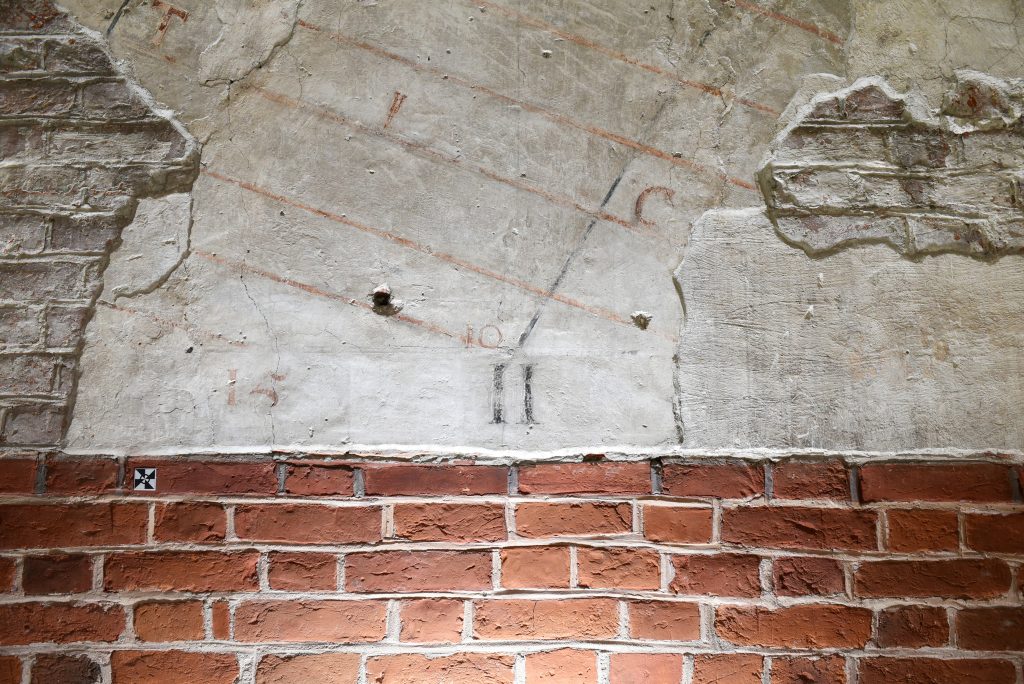 Fragment ściany z cyframi i liniami