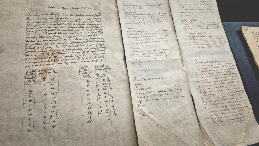 Zabytkowy rękopis z tekstem i tabelą.