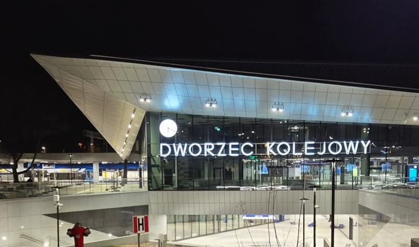 Nowoczesny dworzec kolejowy w nocy