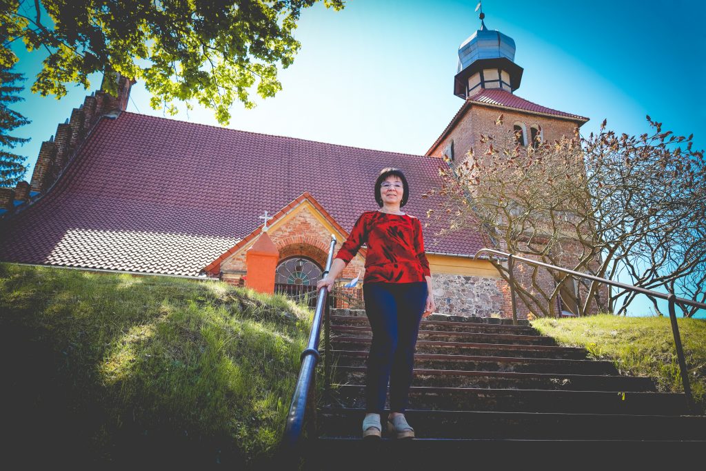 Kobieta stojąca na schodach przed kościołem