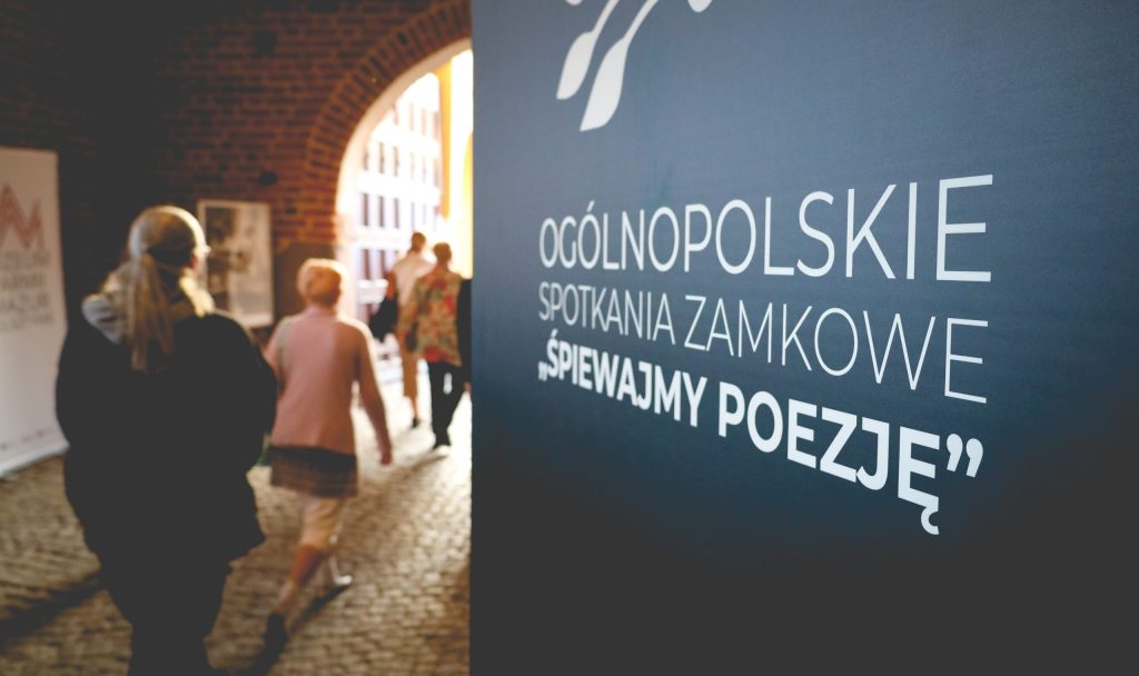 Plakat wydarzenia 'Ogólnopolskie Spotkania Zamkowe' z hasłem 'Śpiewajmy Poezję'